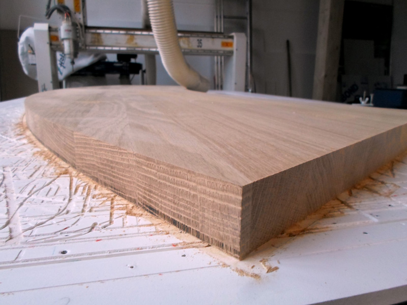Fräsarbeit:  2400 mm x 600 mm große, 40 mm starke, halbrunde Eichenplatte.