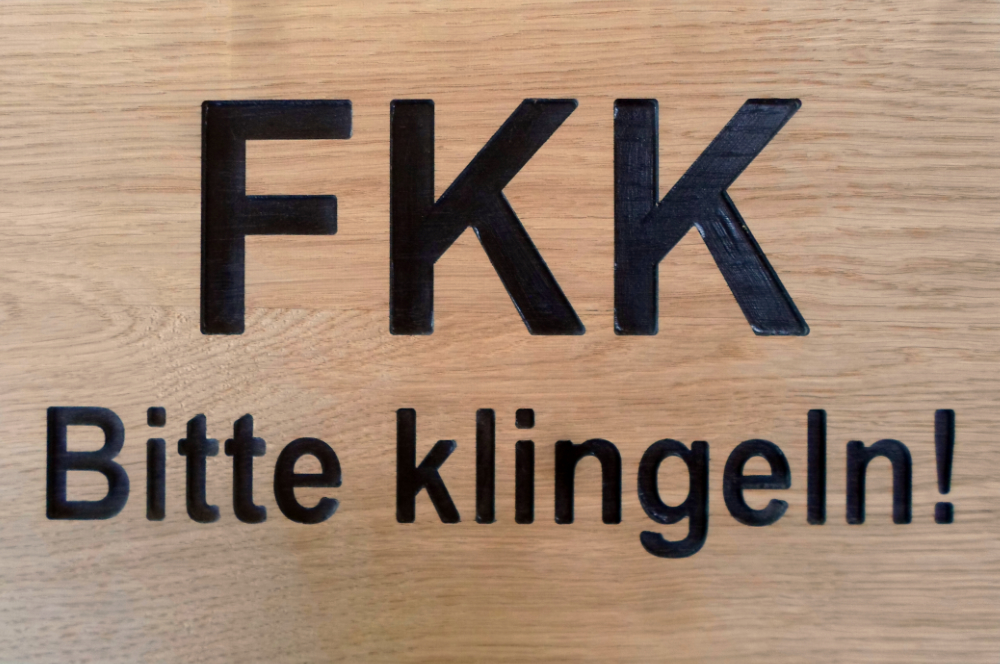 FKK: Schild aus Eichenolz