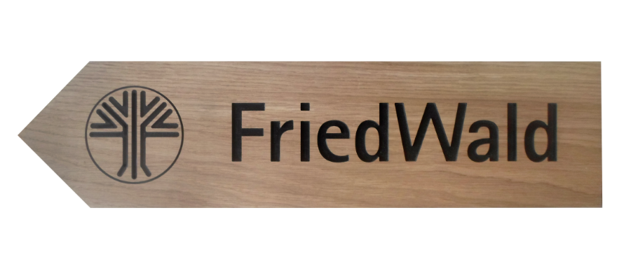 Friedwald, Text und Logo ausgefräst, Eichenholz.