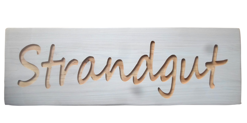 Strandgut, Holzschild, weiß lasiert.