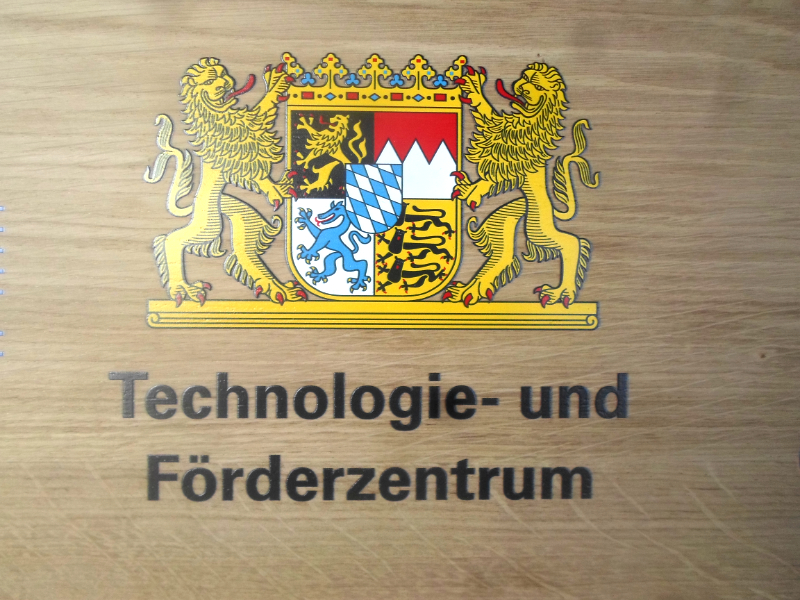 Holzschilder für Kita in Hamburg mit Logos