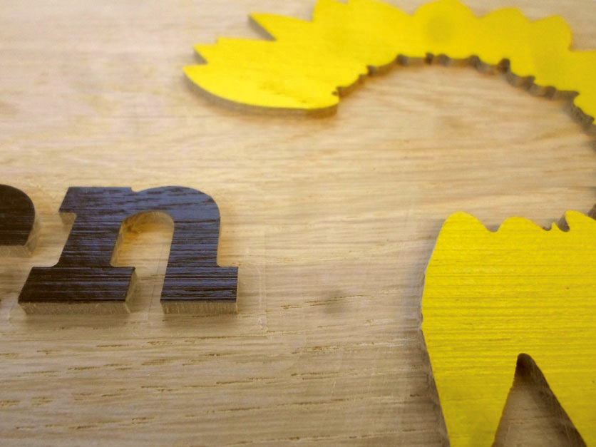 Holzschild für ein Wahlkreisbüro, Eichenholz 2-farbig koloriert-Detailansicht.