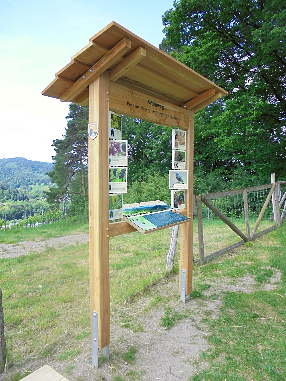 Wanderweg Ausschilderung Baden Baden Lichtental mit drehbaren Infotafeln.