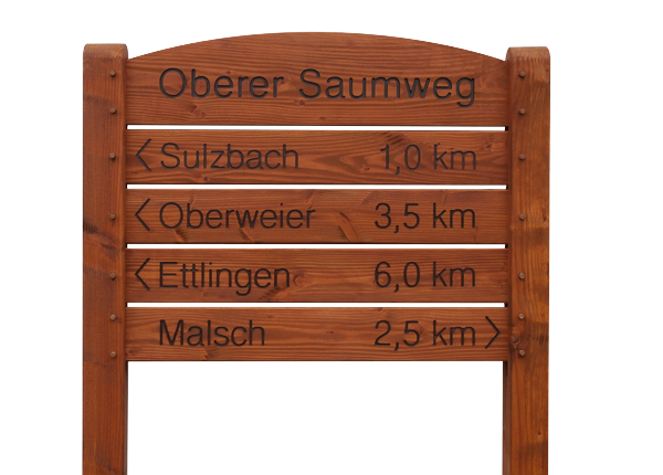 Robustes und witterungsfestes Holzschildersystem aus Douglasienholz für einen Wanderweg.